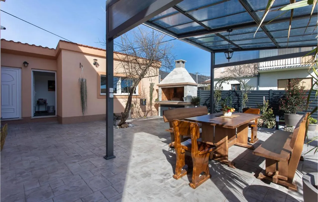 بيت للعطل Kaštela Nice Home In Kastel Stari With Outdoor Swimming Pool, Heated Swimming Pool And 4 Bedrooms كرواتيا