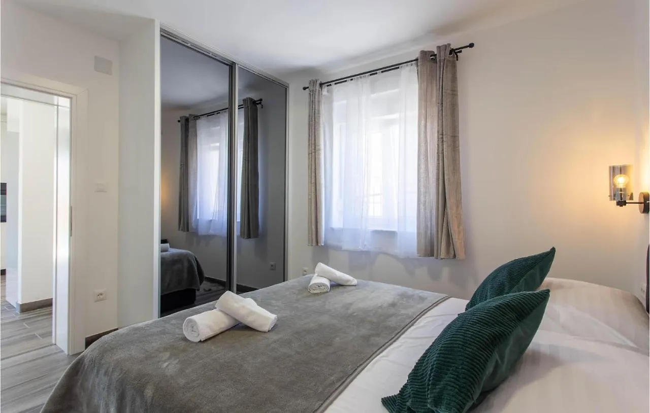 Kaštela Nice Home In Kastel Stari With Outdoor Swimming Pool, Heated Swimming Pool And 4 Bedrooms بيت للعطل