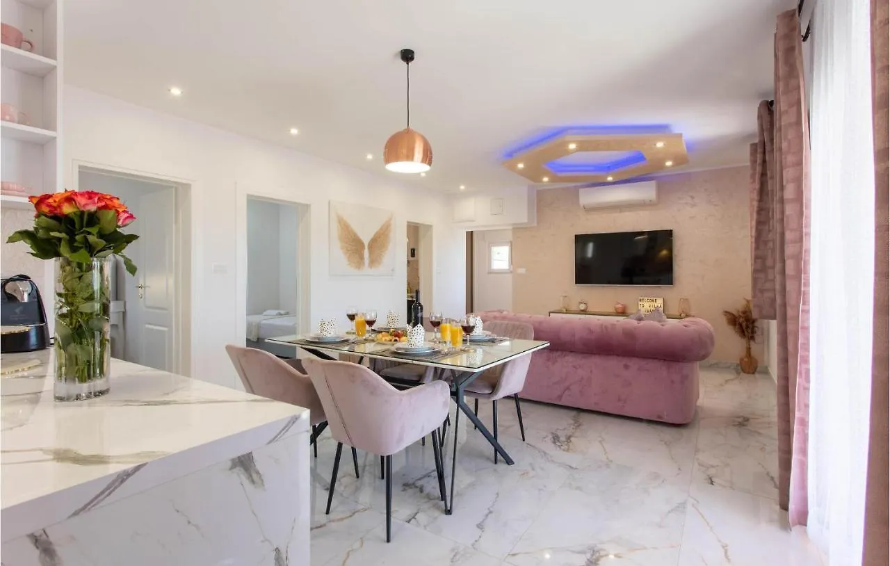 بيت للعطل Kaštela Nice Home In Kastel Stari With Outdoor Swimming Pool, Heated Swimming Pool And 4 Bedrooms
