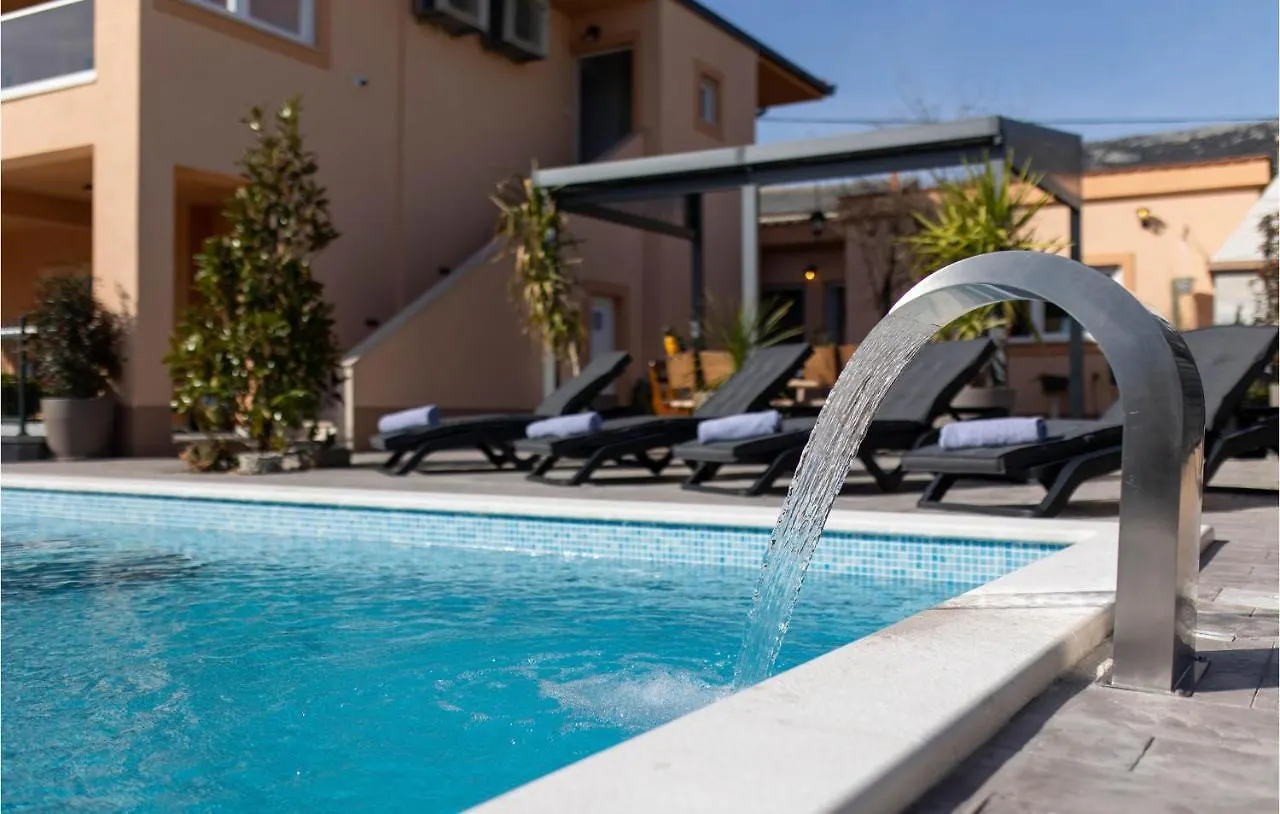 Kaštela Nice Home In Kastel Stari With Outdoor Swimming Pool, Heated Swimming Pool And 4 Bedrooms بيت للعطل