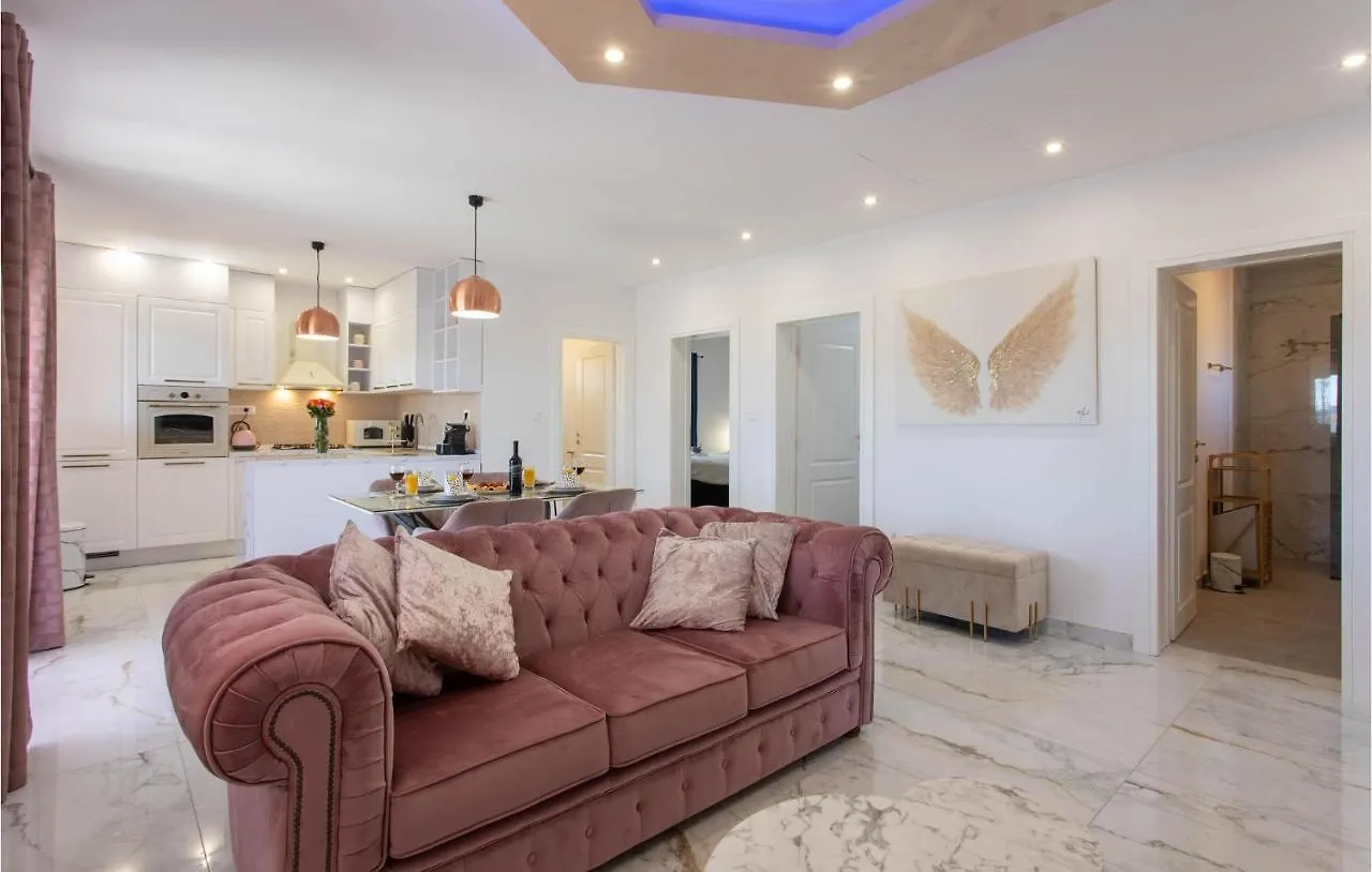 Kaštela Nice Home In Kastel Stari With Outdoor Swimming Pool, Heated Swimming Pool And 4 Bedrooms بيت للعطل