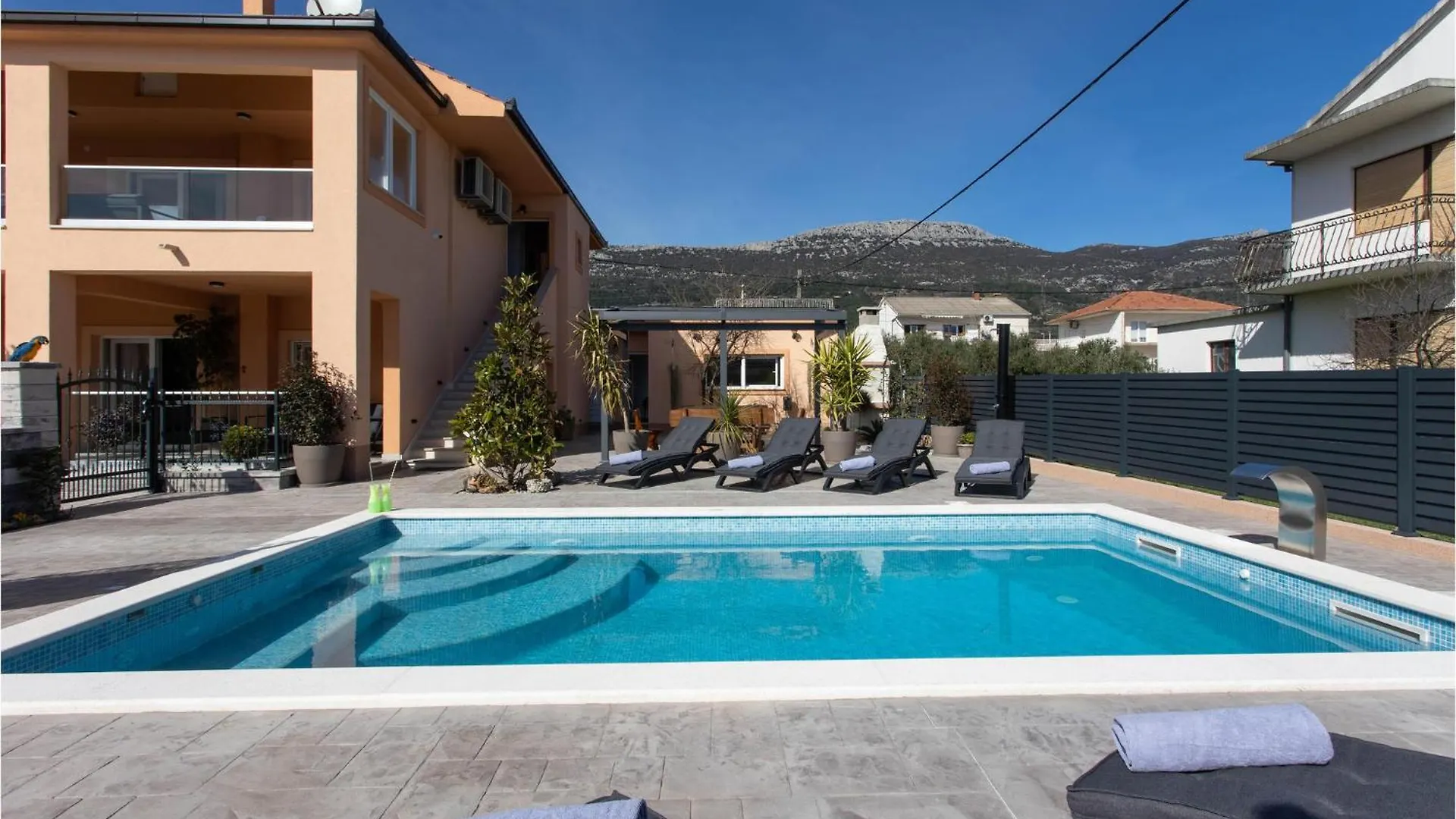 بيت للعطل Kaštela Nice Home In Kastel Stari With Outdoor Swimming Pool, Heated Swimming Pool And 4 Bedrooms كرواتيا